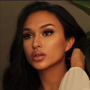 Meet your Posher, Cassandra